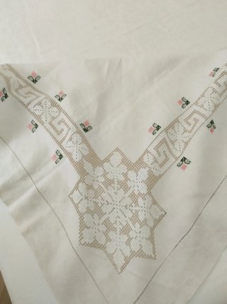 Cubierta de lino antigua beige y blanca