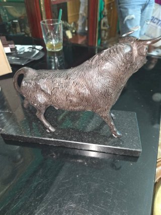 Figura de toro de bronce macizo peana mármol