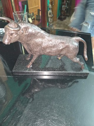 Figura de toro de bronce macizo peana mármol