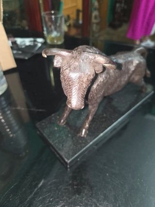 Figura de toro de bronce macizo peana mármol