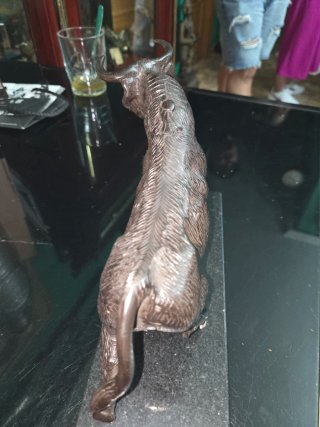 Figura de toro de bronce macizo peana mármol