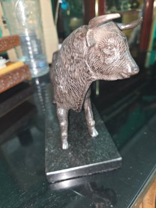 Figura de toro de bronce macizo peana mármol