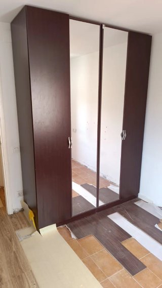 Armario grande madera con puertas de espejo.