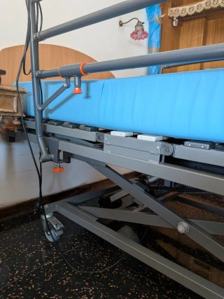 Cama articulada con barandillas