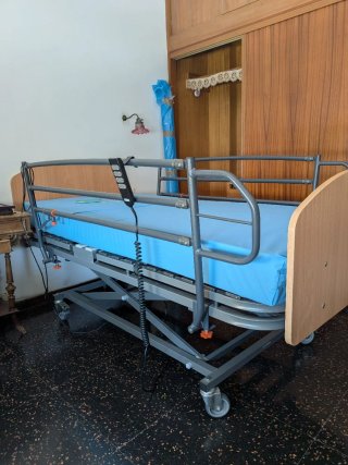 Cama articulada con barandillas