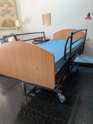 Cama articulada con barandillas