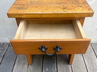 Mesita de madera con cajón