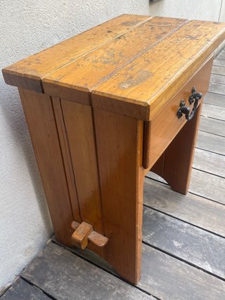Mesita de madera con cajón