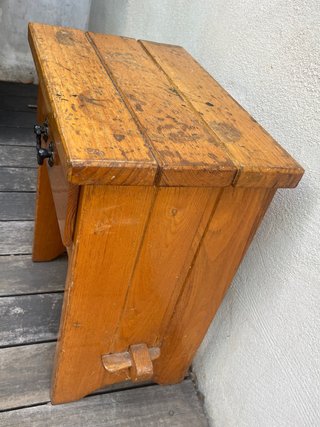 Mesita de madera con cajón