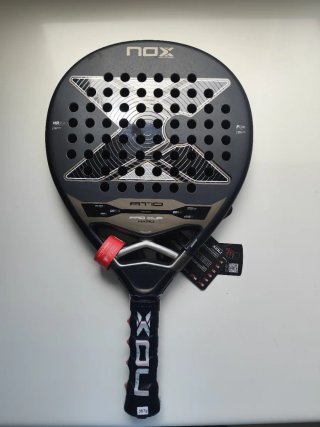 Pala de pádel NOX AT10 Pro Cup Hard 2026