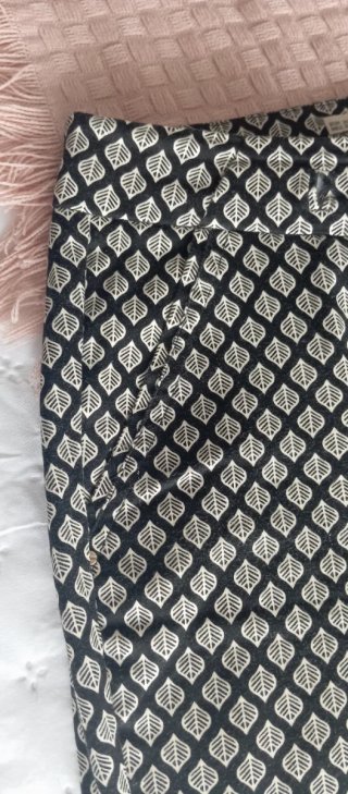 Dos pantalones de mujer con estampado