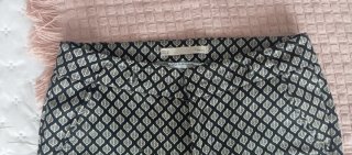 Dos pantalones de mujer con estampado