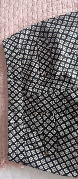 Dos pantalones de mujer con estampado