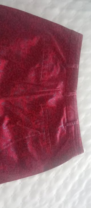Dos pantalones de mujer con estampado