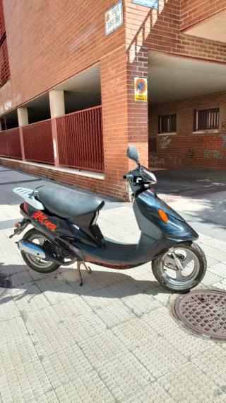 Kymco K12 Scooter Negra
