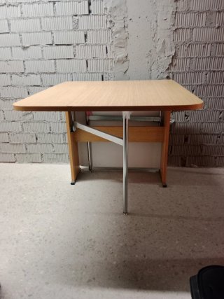 Mesa plegable con alas abatibles