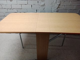 Mesa plegable con alas abatibles