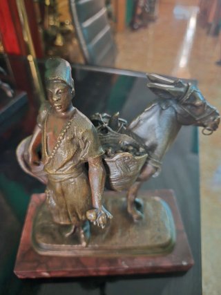 Figura bronce hombre con burro S.XIX Australia