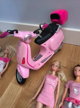 Muñecas Barbie y moto rosa