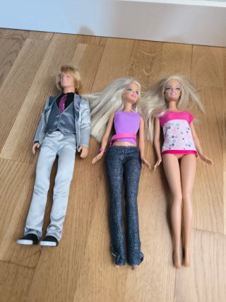 Muñecas Barbie y moto rosa