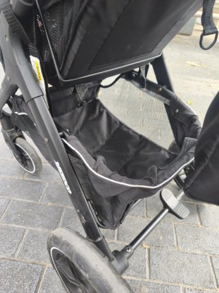 Carrito de bebé negro