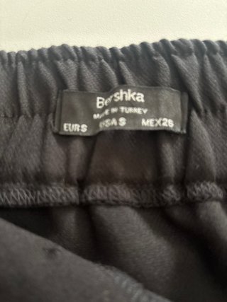 Falda mini negra con cremallera y abertura