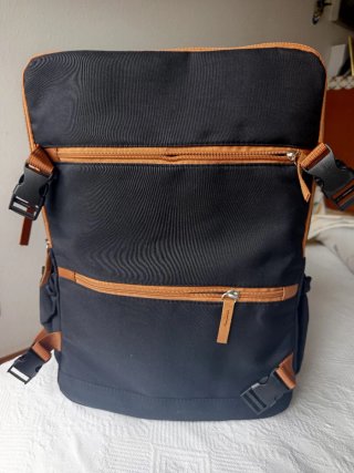 Mochila de viaje negra y marrón