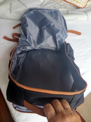 Mochila de viaje negra y marrón
