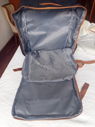 Mochila de viaje negra y marrón
