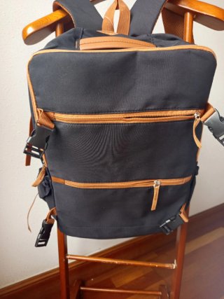 Mochila de viaje negra y marrón