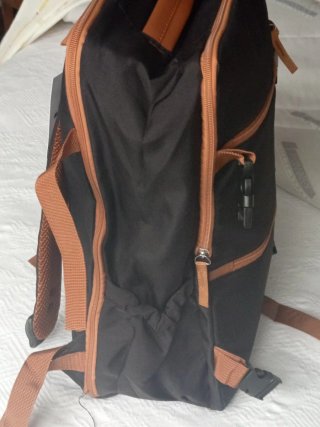 Mochila de viaje negra y marrón