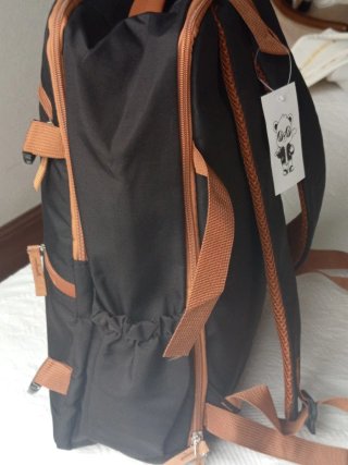 Mochila de viaje negra y marrón