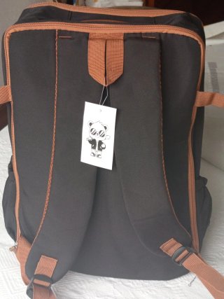 Mochila de viaje negra y marrón