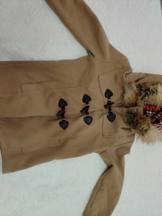 Chaquetón camel con capucha y pelo
