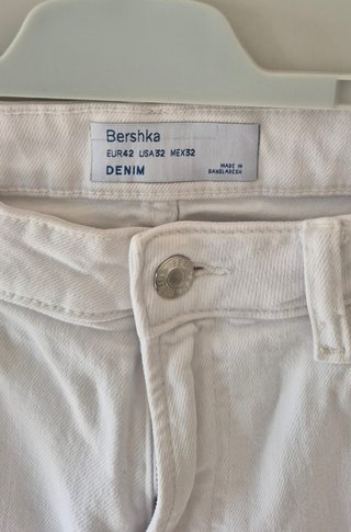 Pantalón vaquero Bershka blanco desgastado