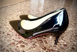 Tacchi neri con suola rossa stile Louboutin