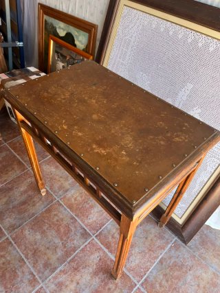 Mesa auxiliar rústica de madera maciza
