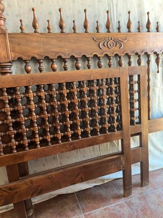 Mesa auxiliar rústica de madera maciza