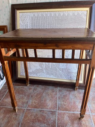Mesa auxiliar rústica de madera maciza