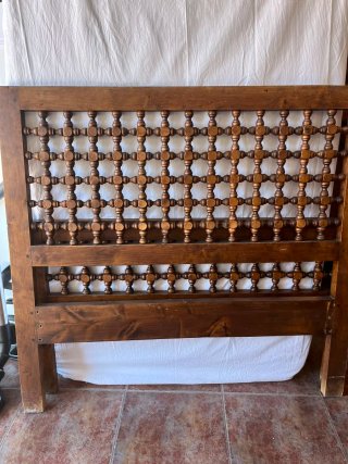 Mesa auxiliar rústica de madera maciza