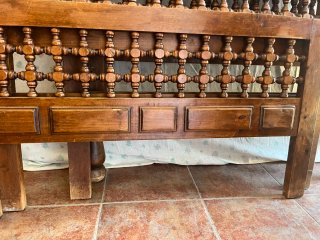 Mesa auxiliar rústica de madera maciza