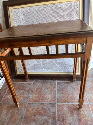 Mesa auxiliar rústica de madera maciza