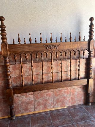 Mesa auxiliar rústica de madera maciza