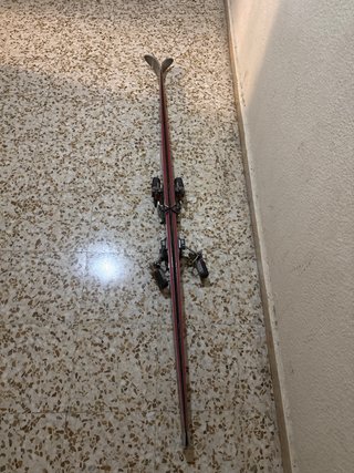 Esquís con fijaciones