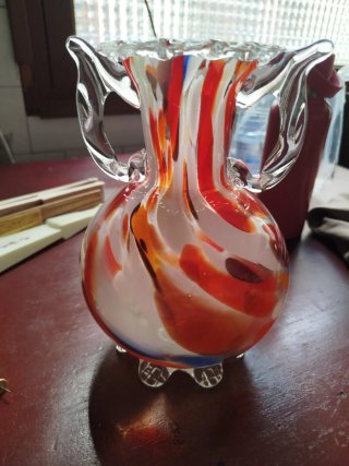 Jarrón de cristal multicolor con asas