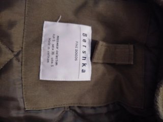 Abrigo verde militar con capucha.