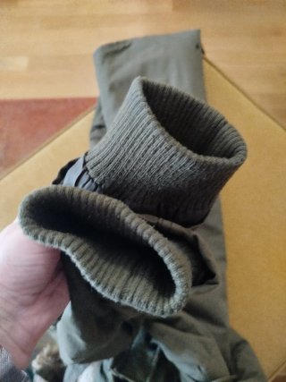 Abrigo verde militar con capucha.