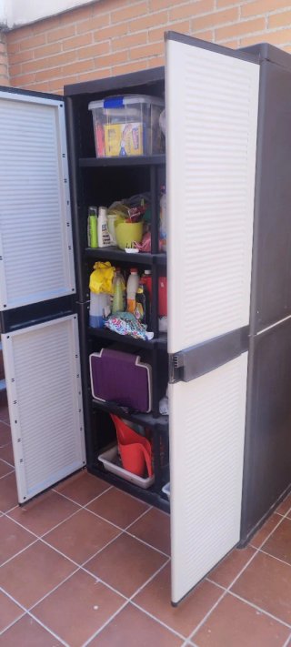 Mueble de exterior gris y negro