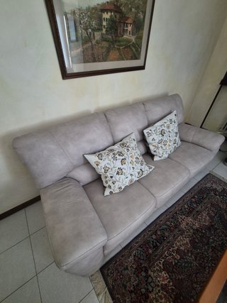 Divano beige in tessuto e camoscio
