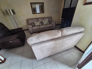 Divano beige in tessuto e camoscio